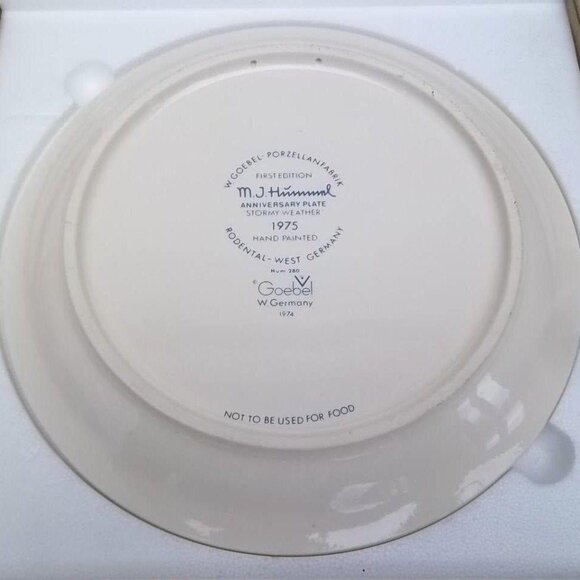 Hummel Stormy Weather First Edition Anniversary 10" Plate - 1975 - Picture 3 of 5
